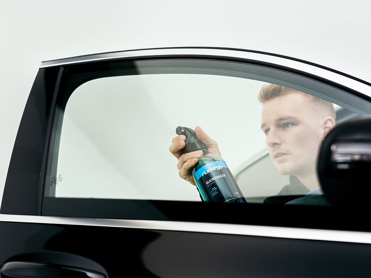 Auto Glasreiniger reinigt Autoscheiben