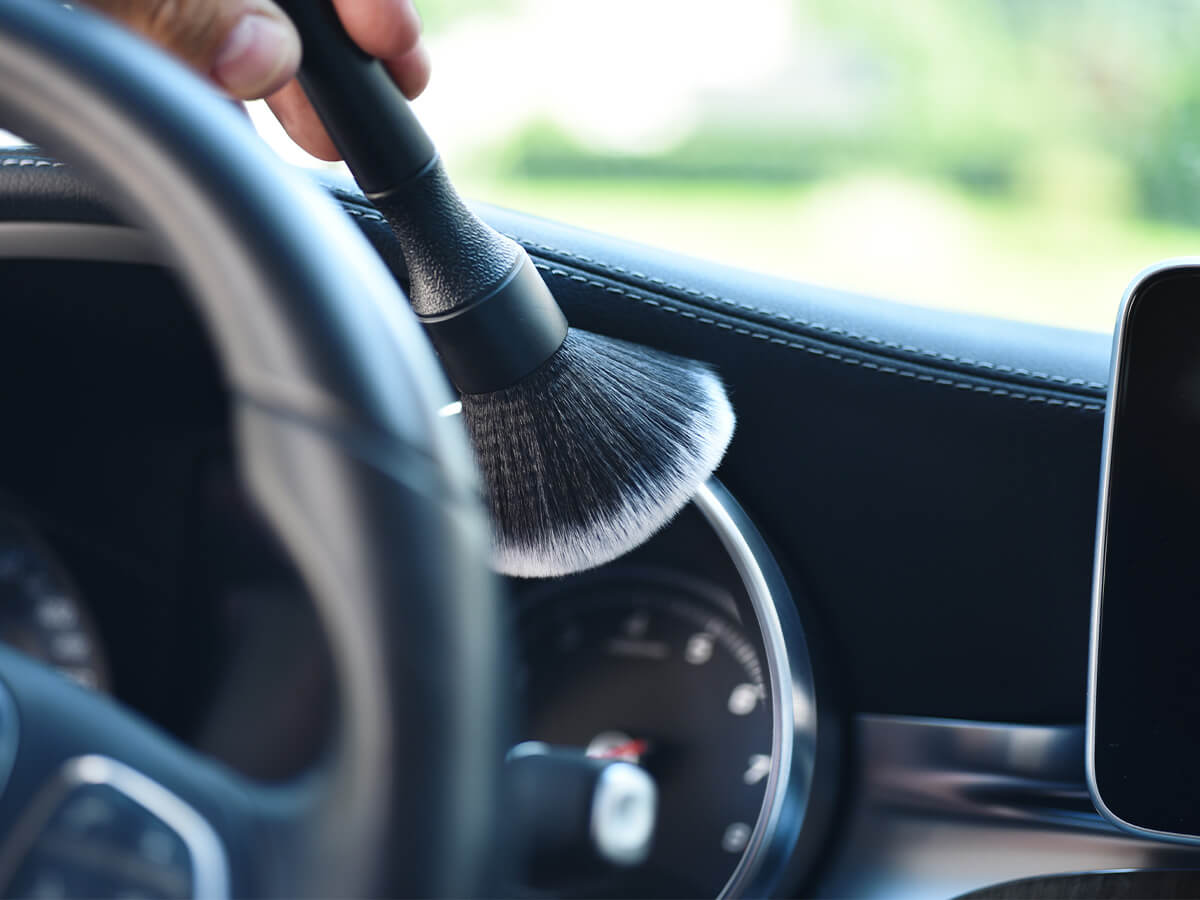 Reinigung mit Detailingpinsel