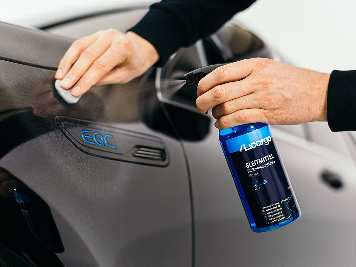 Lackknete mit Gleitmittel reinigt Mercedes Kotflügel