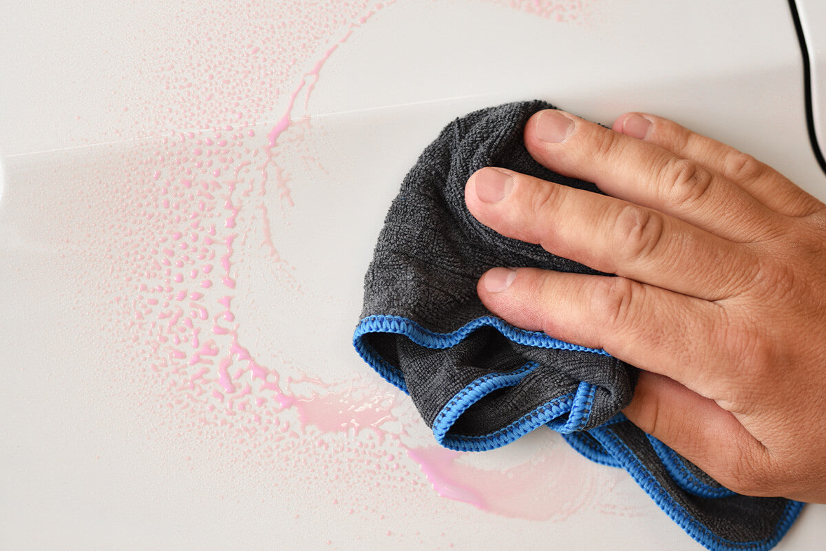 Mikrofasertuch verteilt Detailer auf Lack