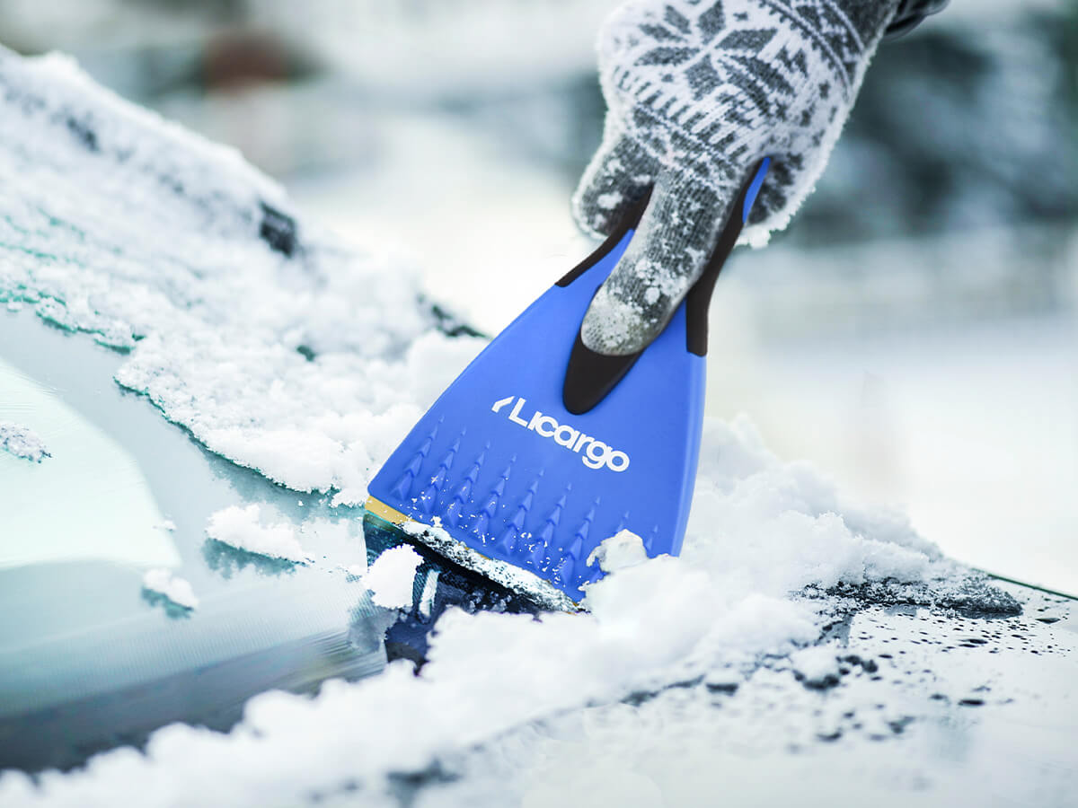 Licargo Eiskratzer mit Messingklinge auf Windschutzscheibe