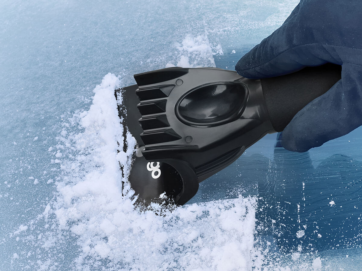 Eiskratzer befreit Windschutzscheibe von Eisschicht