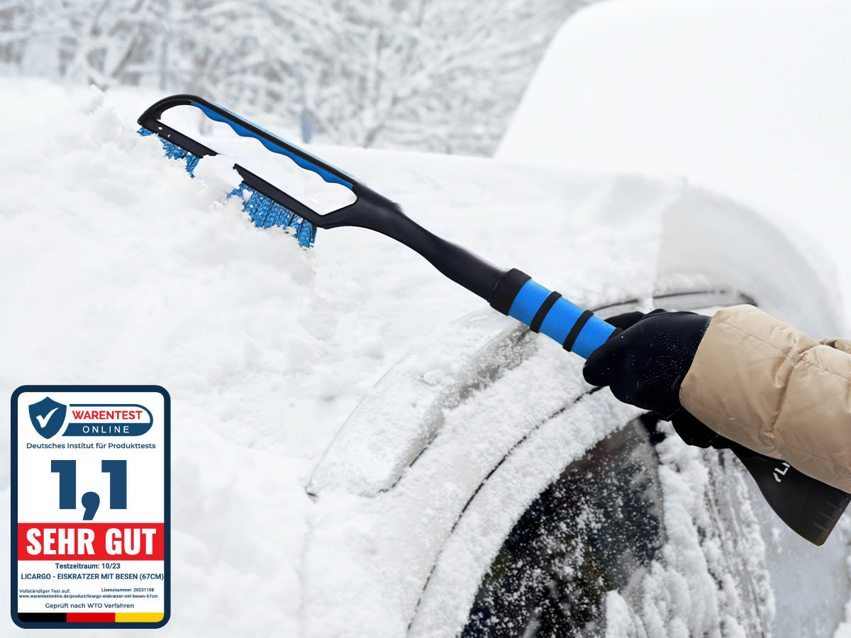 Schneebesen beseitigt Schnee vom Autodach