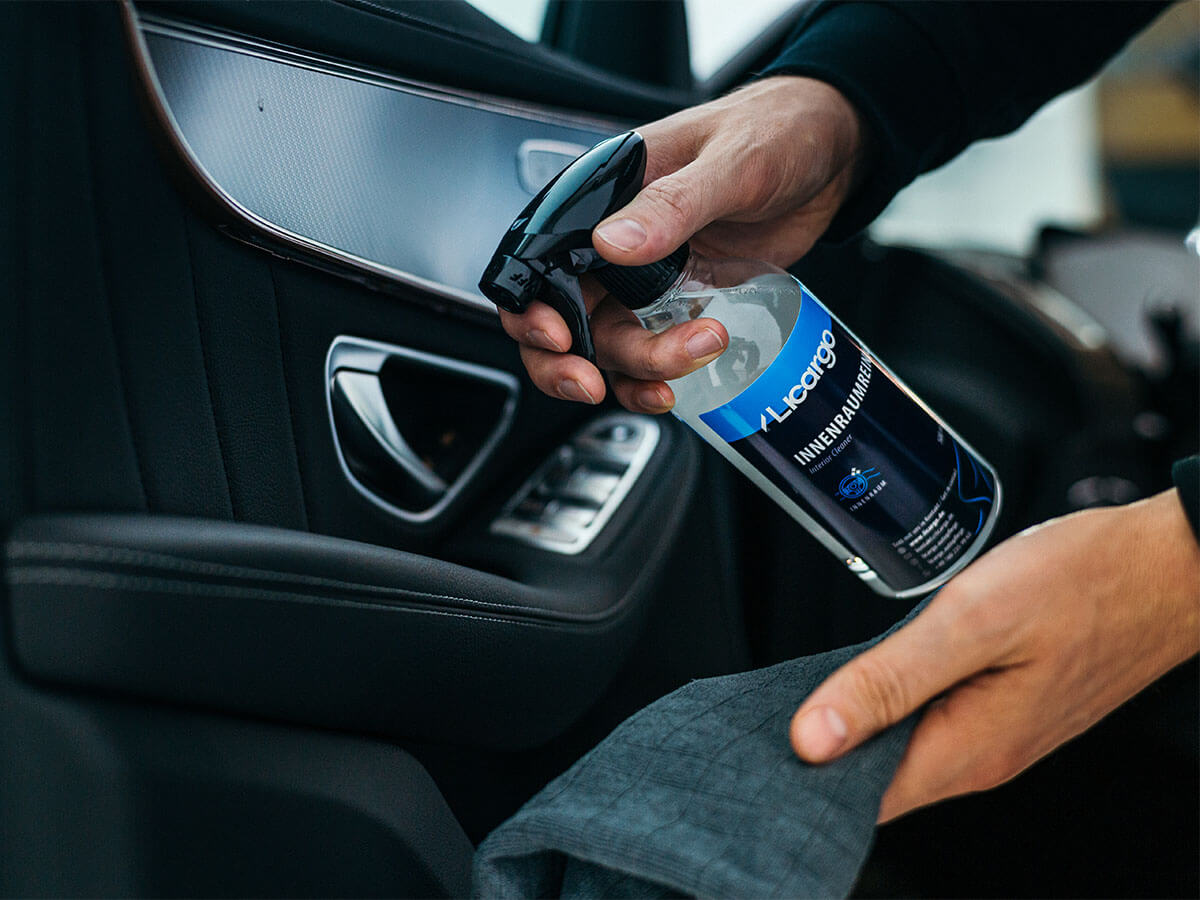 Perfektes Set aus Auto Innenraumreniger und Mikrofasertücher