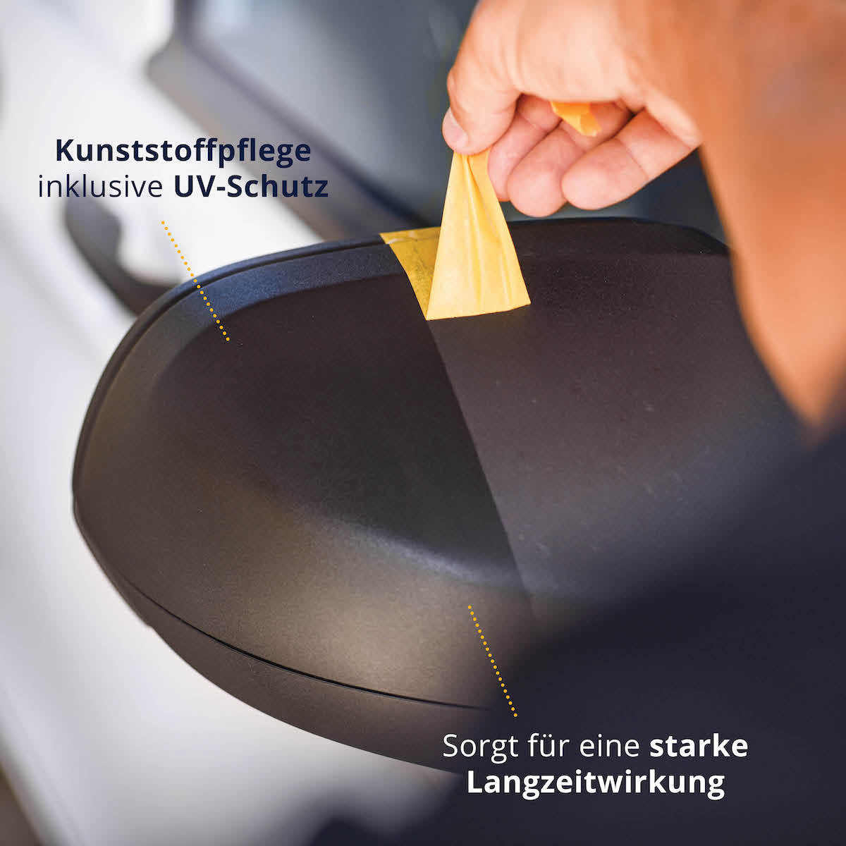 Sichtbare Farbauffrischung=>Sie schützt vor Austrocknen und Ausbleichen durch UV-Strahlen, verhindert Risse und Verfärbungen und bewahrt die ursprüngliche Optik von Kunststoffoberflächen.