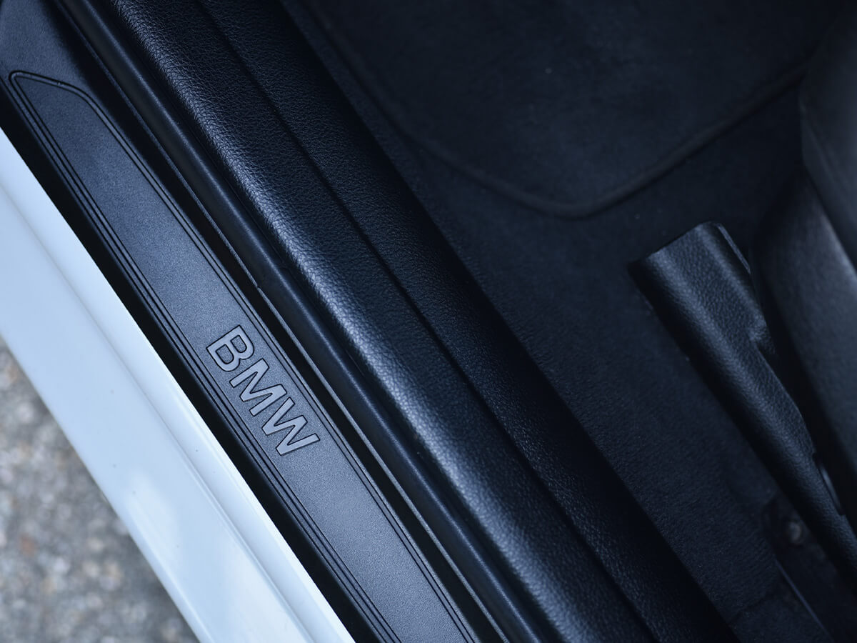 Gesäuberte BMW Auto Einstiegsleisten