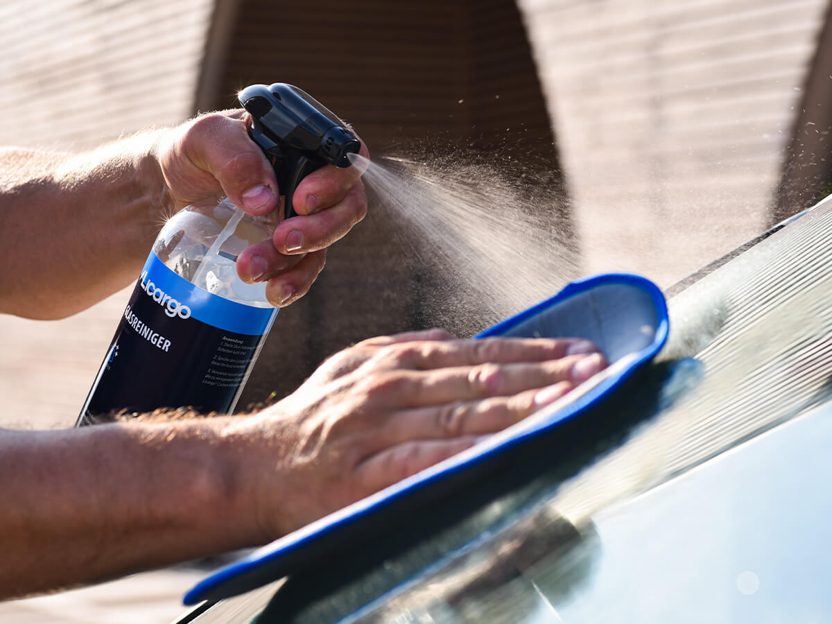 Reinigung der Windschutzscheibe mit Carbon Pad und Glasreiniger