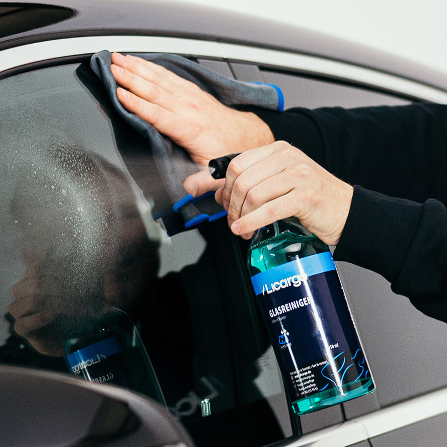 Autoscheibe wird mit Glasreiniger gereinigt