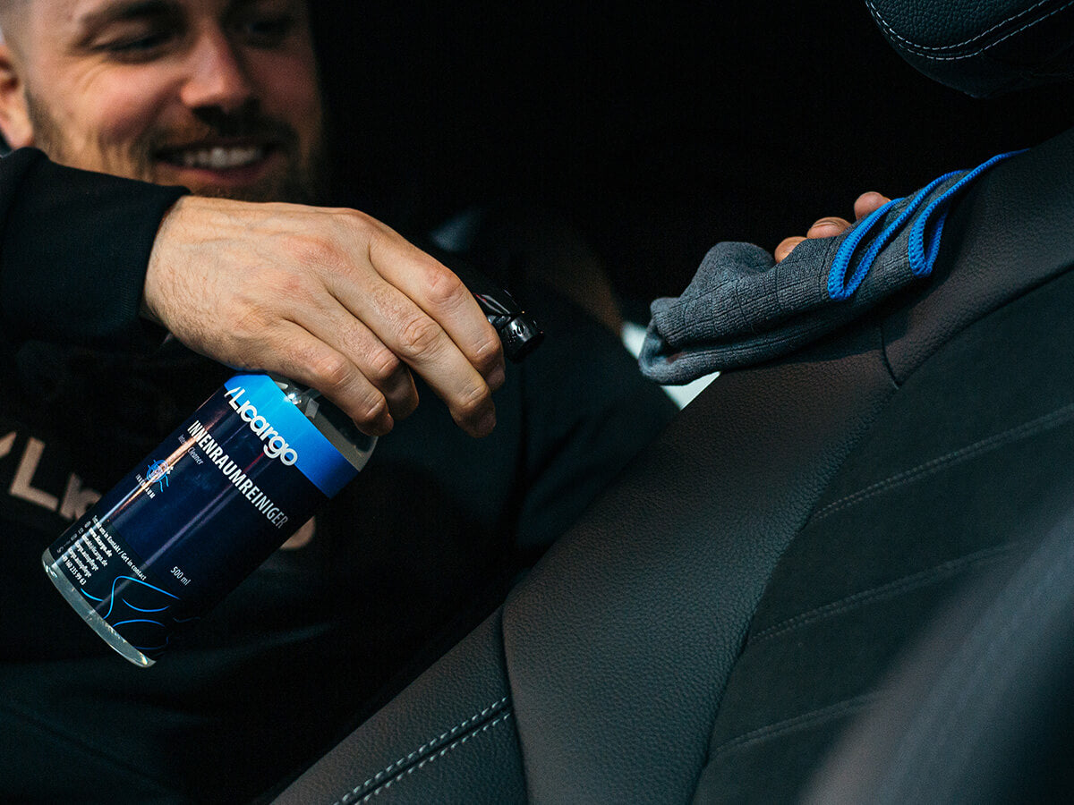 Autositzreinigung mit Innenraumreiniger und Allround Mikrofasertuch