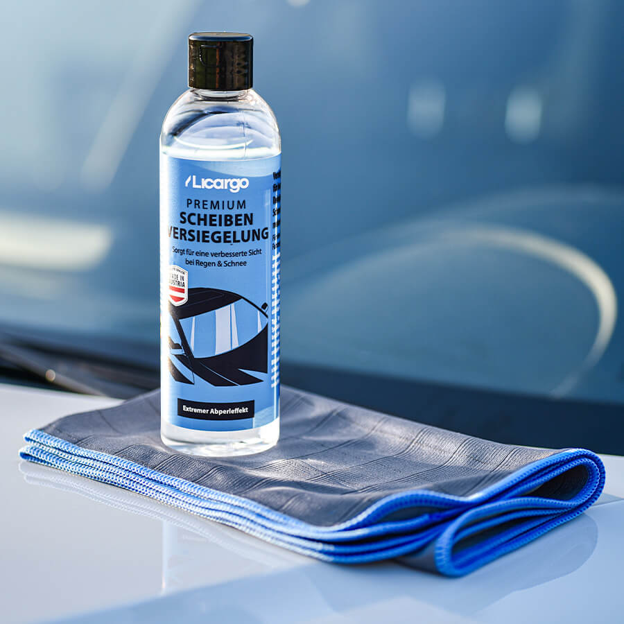 Scheibenversiegelung mit Glas Mikrofasertuch auf Motorhaube