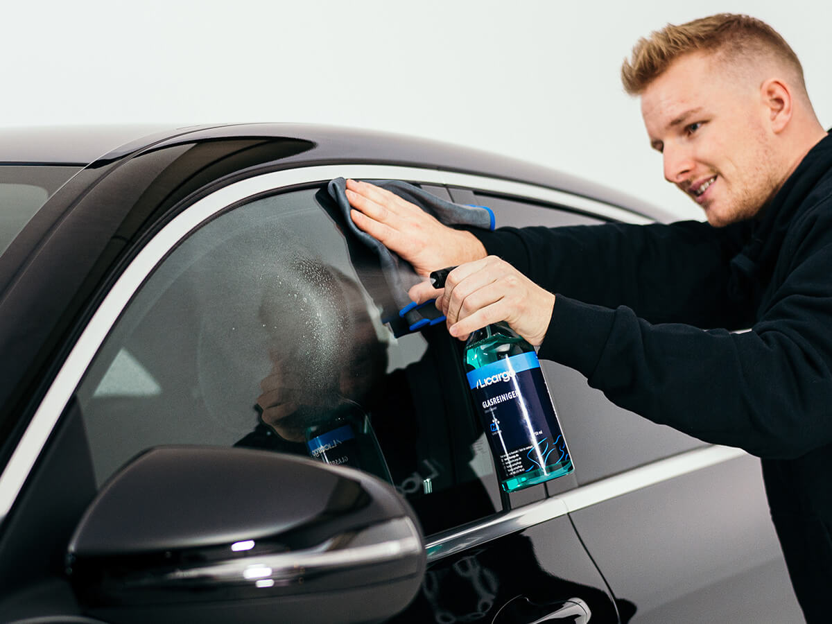 Auto Seitenscheibe wird mit Glasreiniger gereinigt