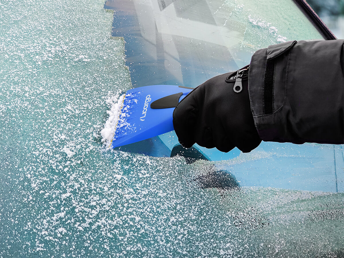 Eiskratzer mit Messingklinge auf Windschutzscheibe