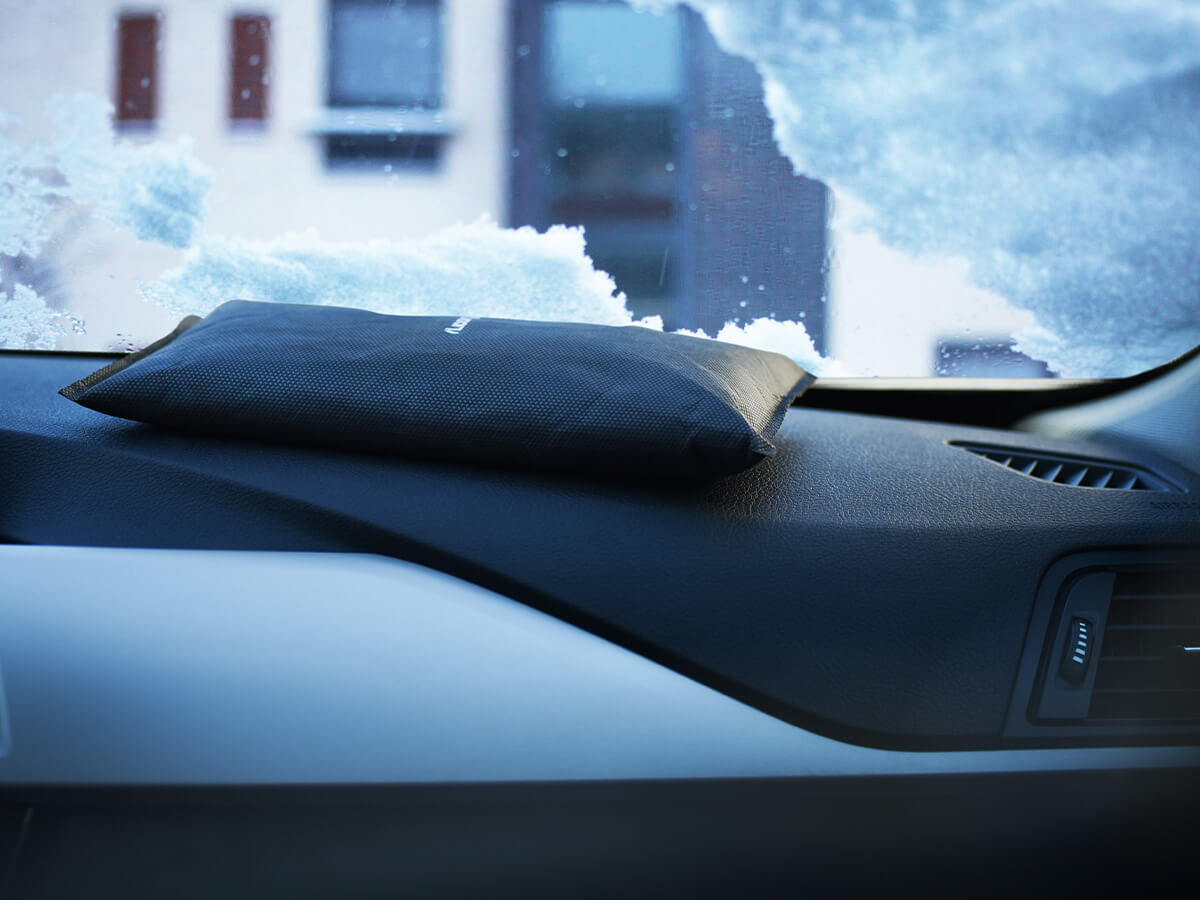 Auto Luftentfeuchter hinter der Windschutzscheibe