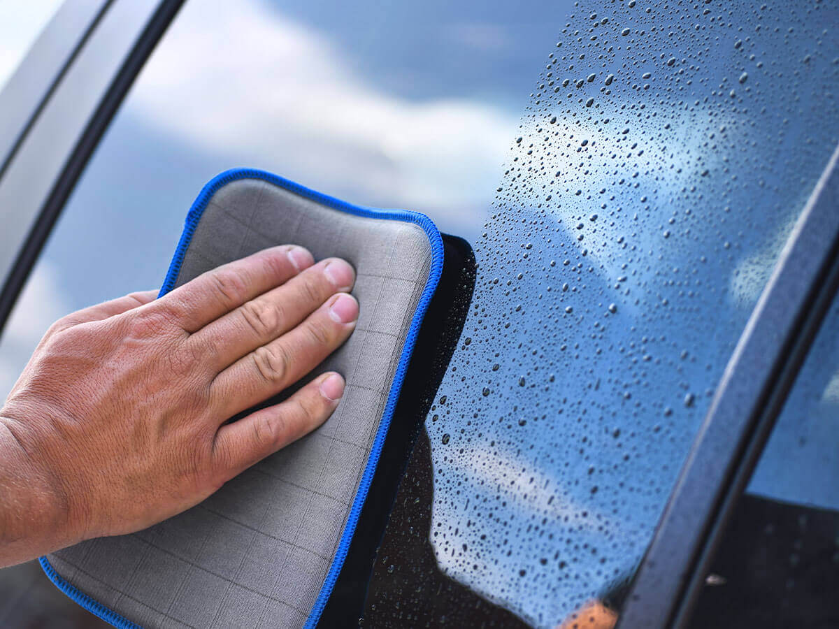 Anwendung des Scheiben Pads an Autoscheibe
