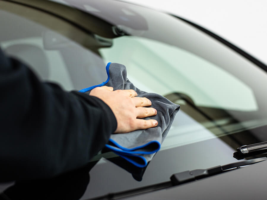 Carbon Mikrofasertuch bei der Reinigung der Auto Windschutzscheibe