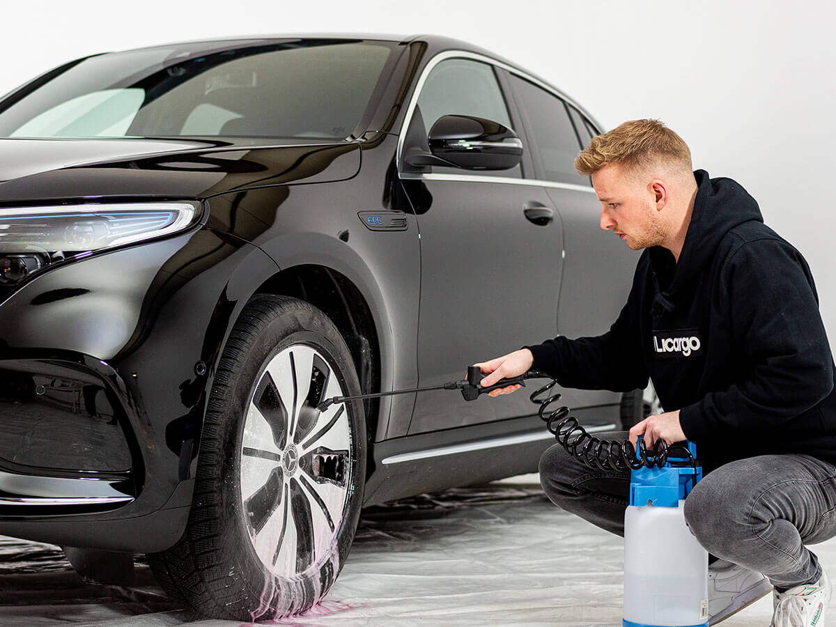 Snow Foam wird auf Felge gesprüht