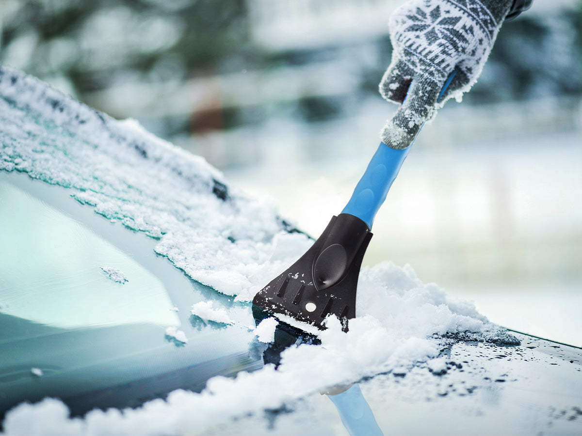 Licargo Eiskratzer mit Schneebesen bei der Anwendung