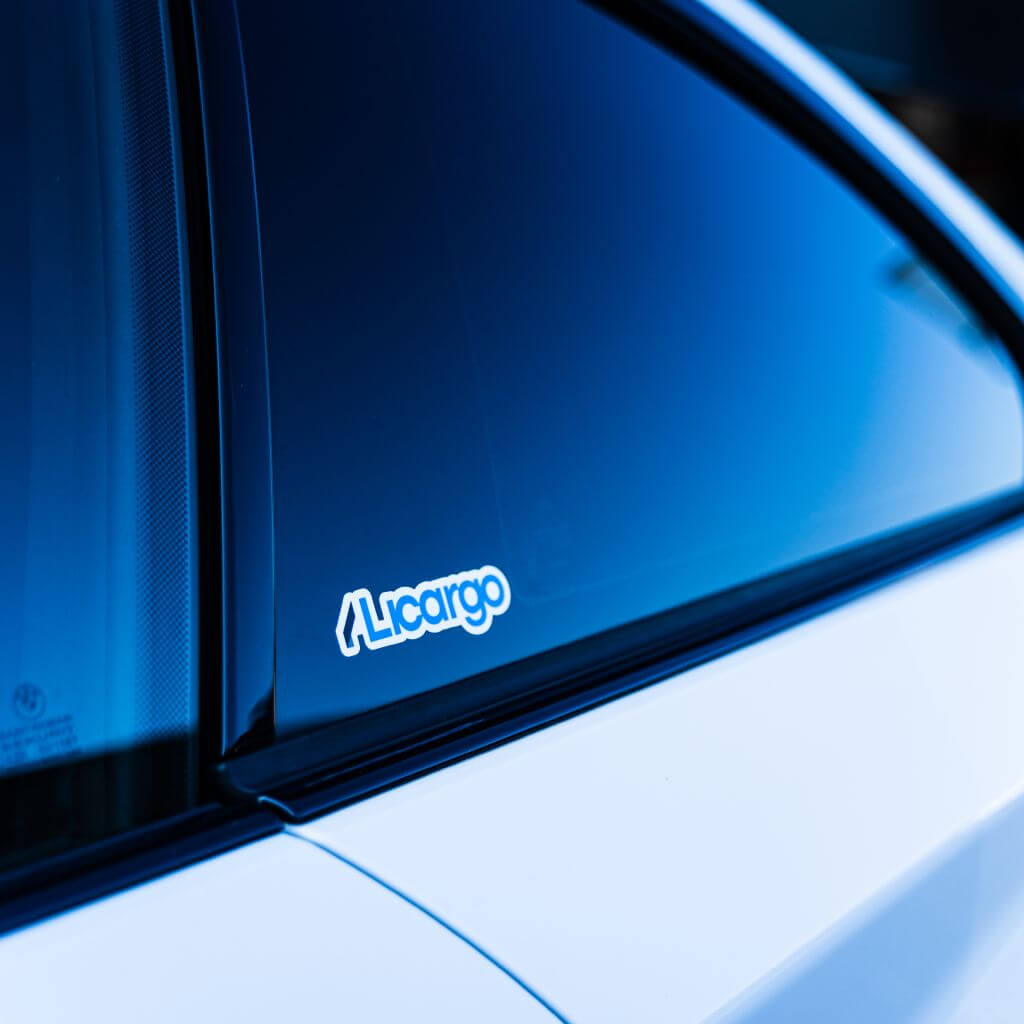 Licargo Aufkleber Set auf der Autoscheibe