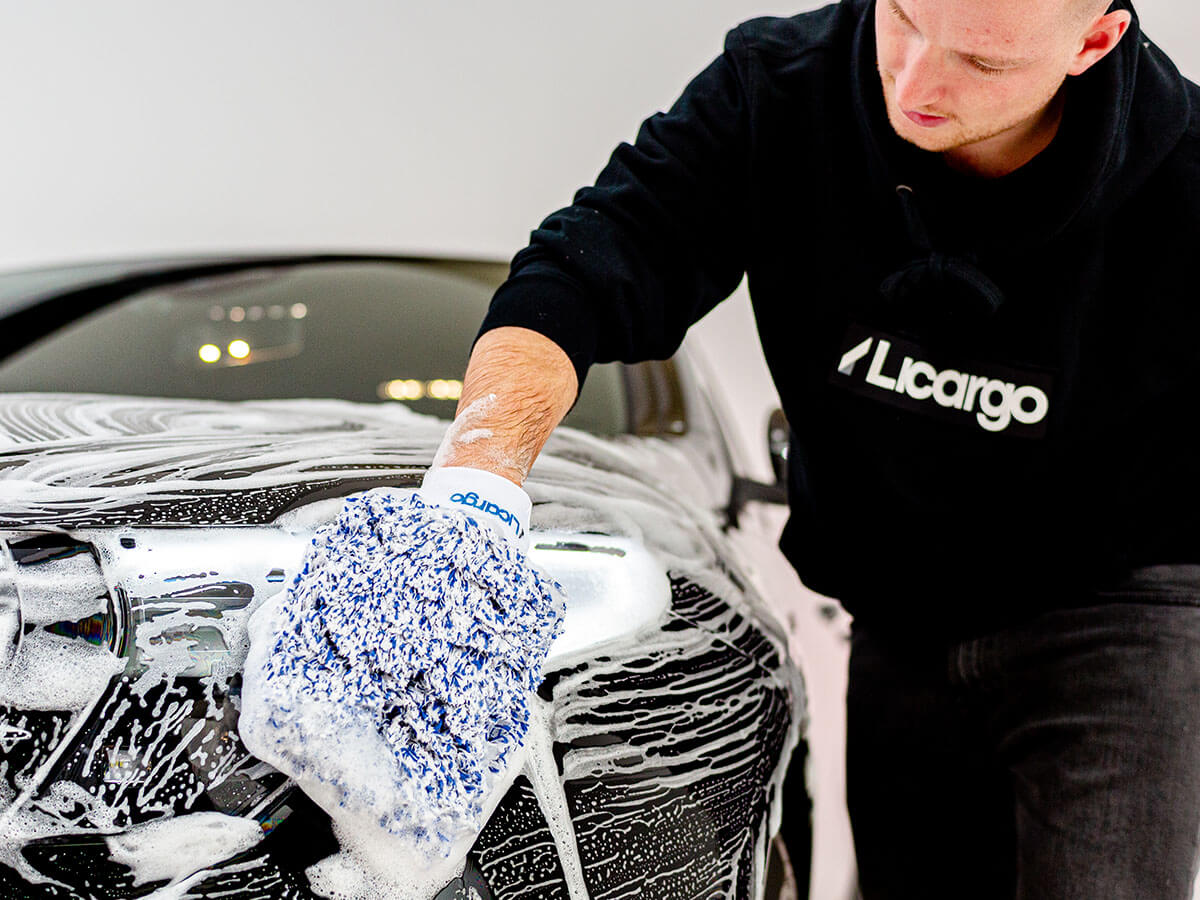 Auto Waschhandschuh verteilt Ausoshampoo auf Mercedes