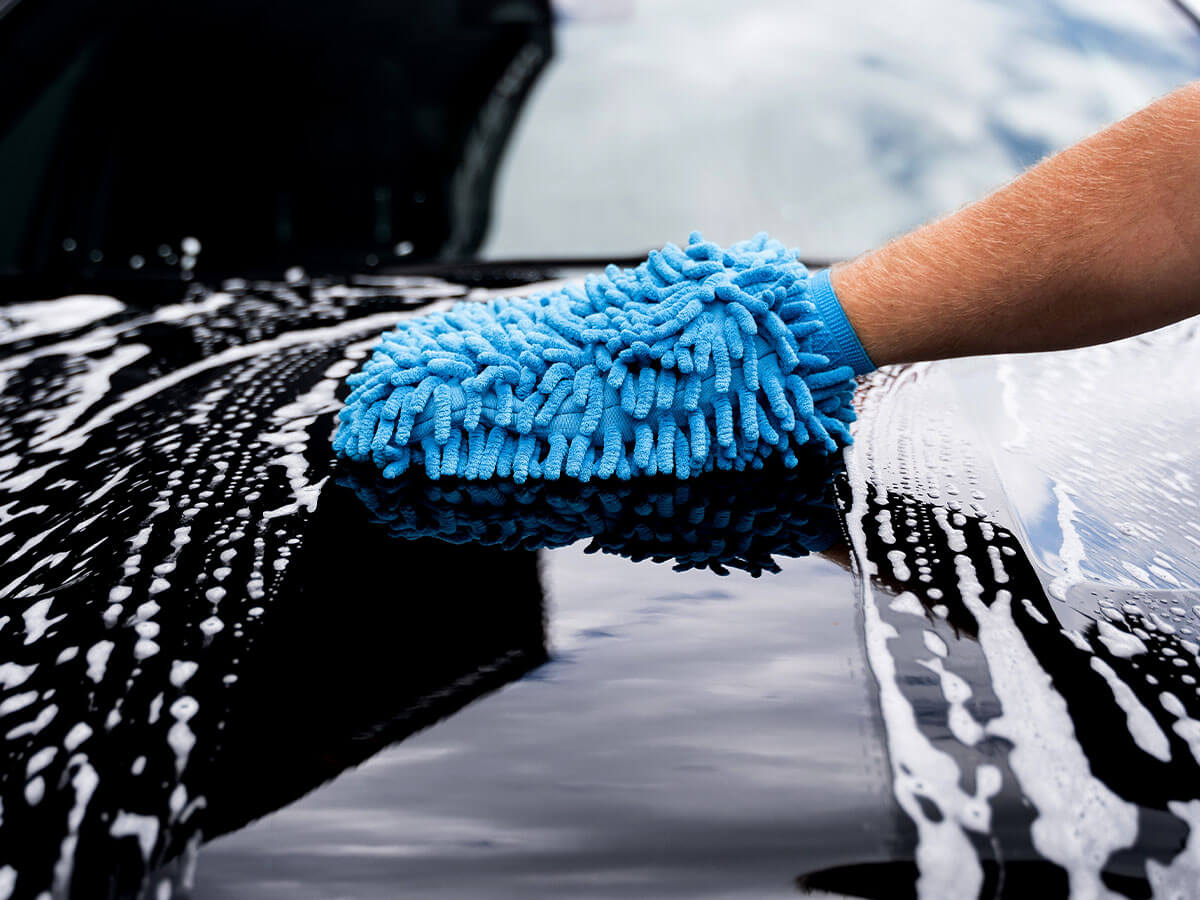 Zottelwaschhandschuh reinigt Auto